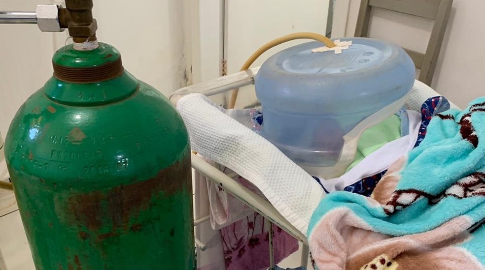 Hospital sem UTI neonatal improvisa tenda de oxigênio com garrafão para atender bebês prematuros em MT