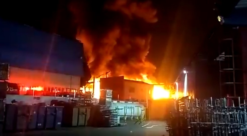 Incêndio atinge fábrica de plásticos após queda de balão em São Bernardo do Campo
