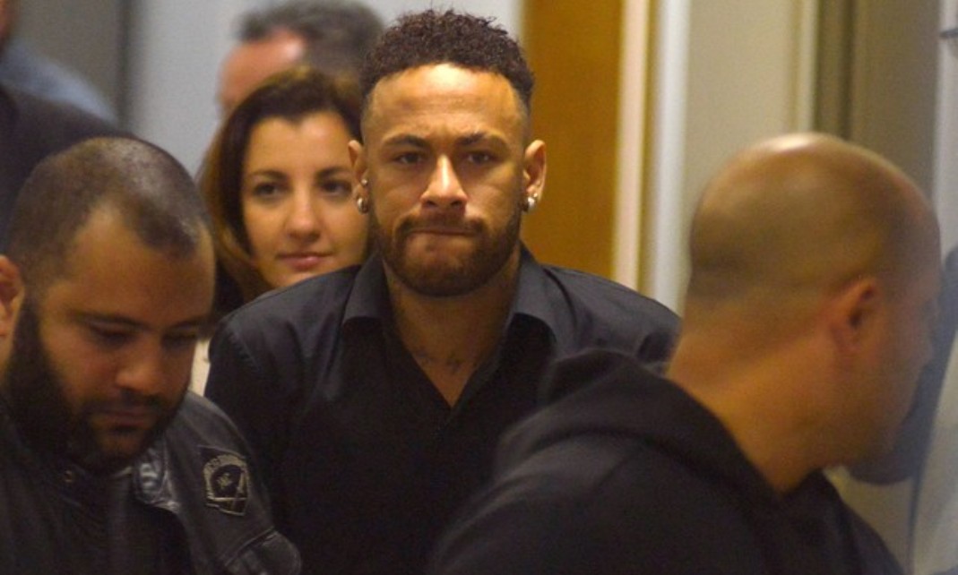 Neymar diz em depoimento que assessores foram responsáveis por publicar vídeo com imagens da modelo