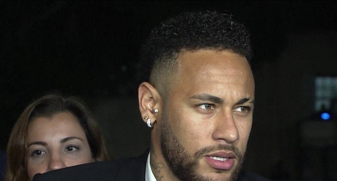 Neymar diz à polícia que usou preservativo com Najila, deu tapas a pedido dela, e que modelo posou para fotos das nádegas