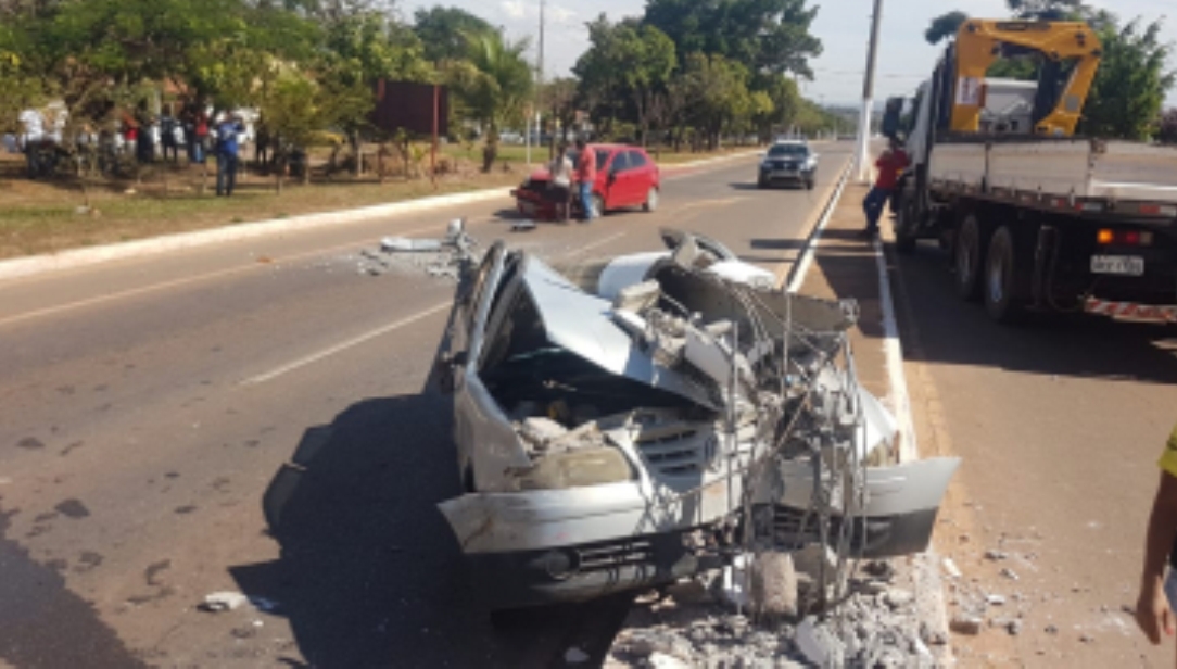 Após batida, poste cai em carro e três ficam feridos em Rondonópolis