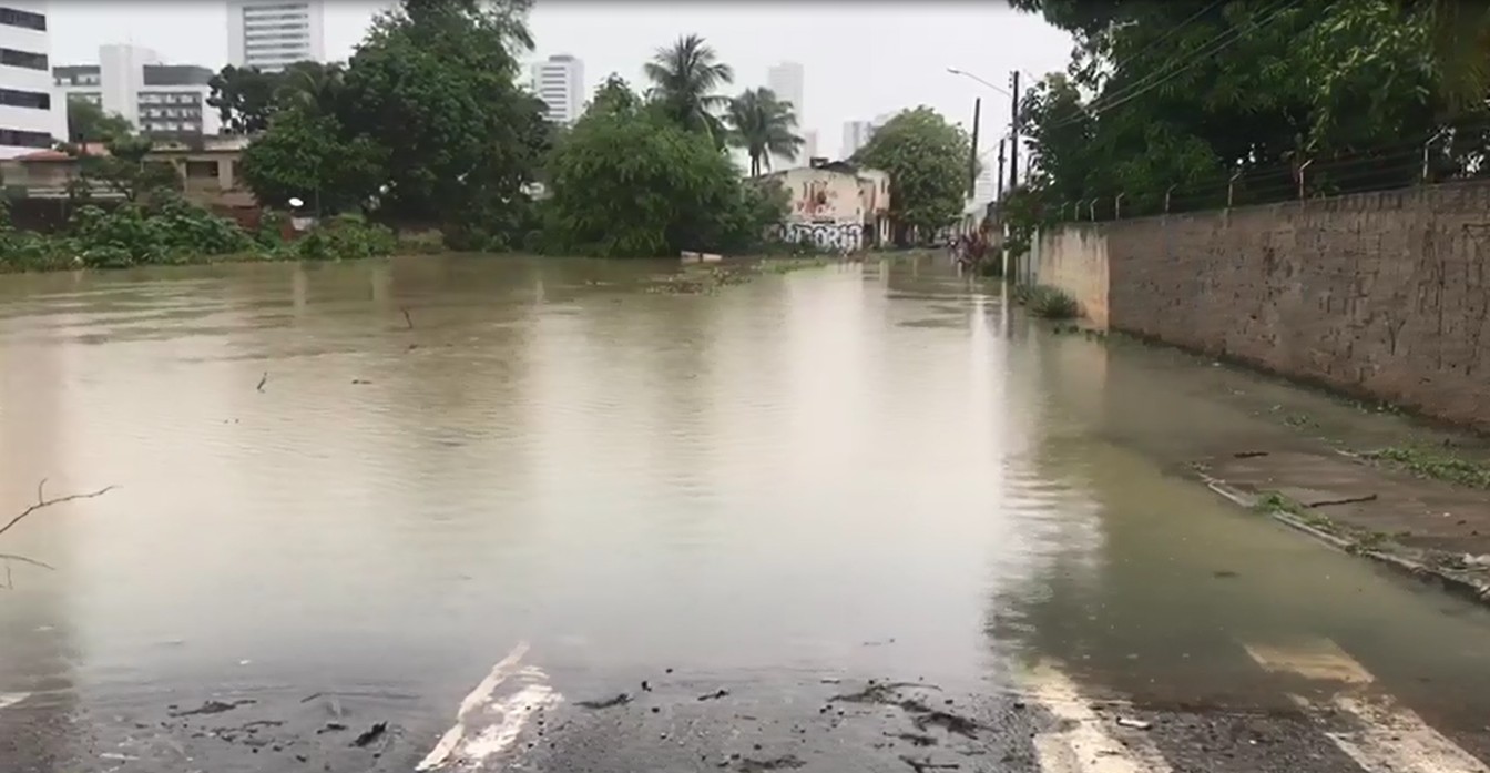 Chuva no Grande Recife alaga ruas e suspende aulas