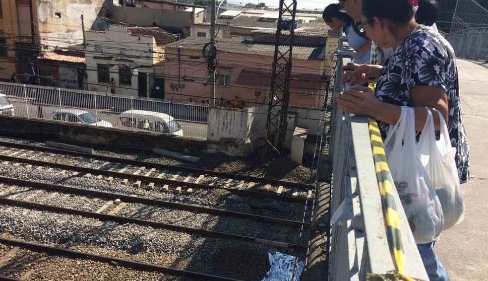 Jovem morre após tentar fazer selfie e cair de passarela em linha de trem na Zona Norte do Rio