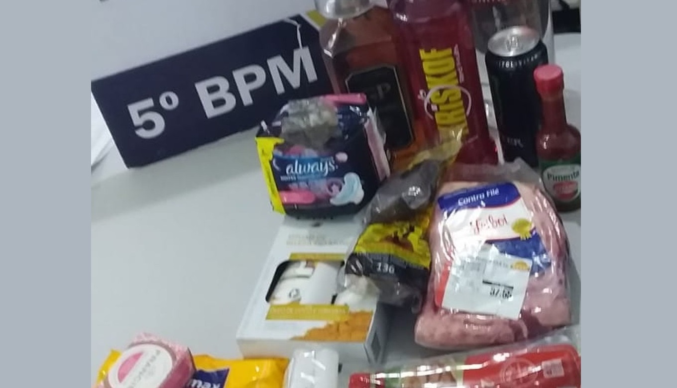 Três pessoas são detidas ao saírem de supermercado com carne, uísque e outros produtos furtados em Rondonópolis