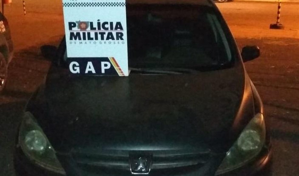 Homem é preso ao calibrar pneus de carro roubado em Rondonópolis