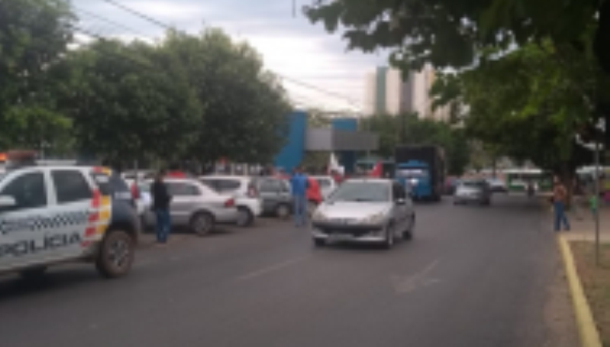 Professores radicalizam e barram entrada de servidores na Sefaz em Cuiabá