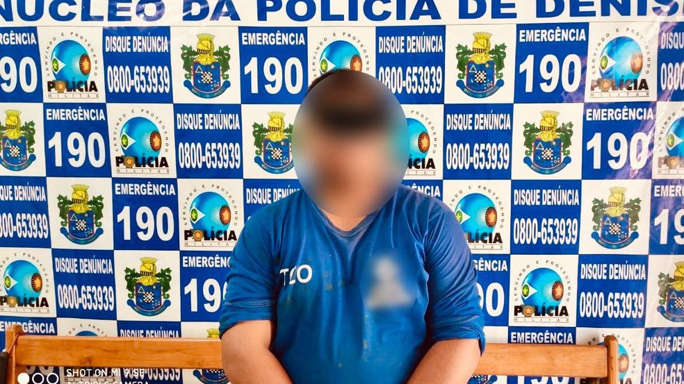 Homem é detido por tomar banho nu no quintal de casa sem muro em Denise