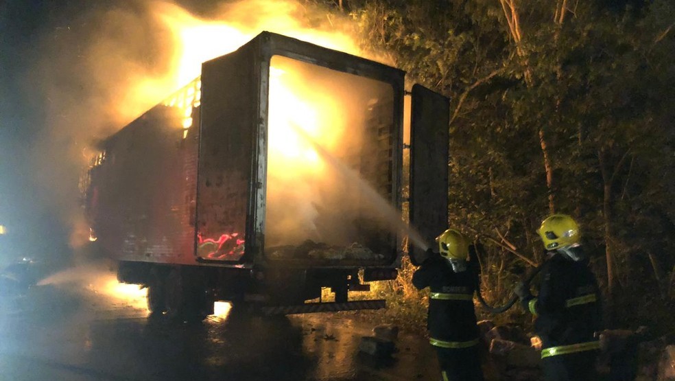Caminhão carregado com fraldas pega fogo na Serra de São Vicente