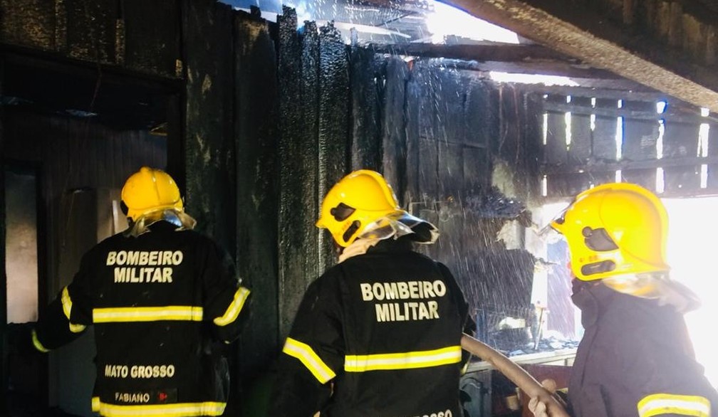 Celular que carregava na tomada explode, incendeia casa e moradora é salva com queimaduras em Sinop