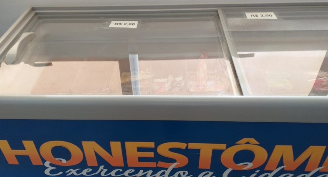 Em ‘teste de honestidade’, órgão público de MT tem freezer de picolé sem vendedor e caixa aberto para pagamento