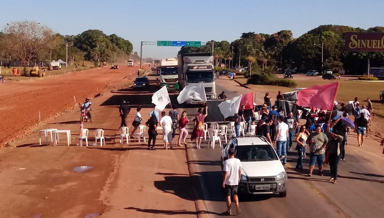 Em greve há quase 1 mês, servidores da rede estadual de educação bloqueiam rodovia em Cuiabá