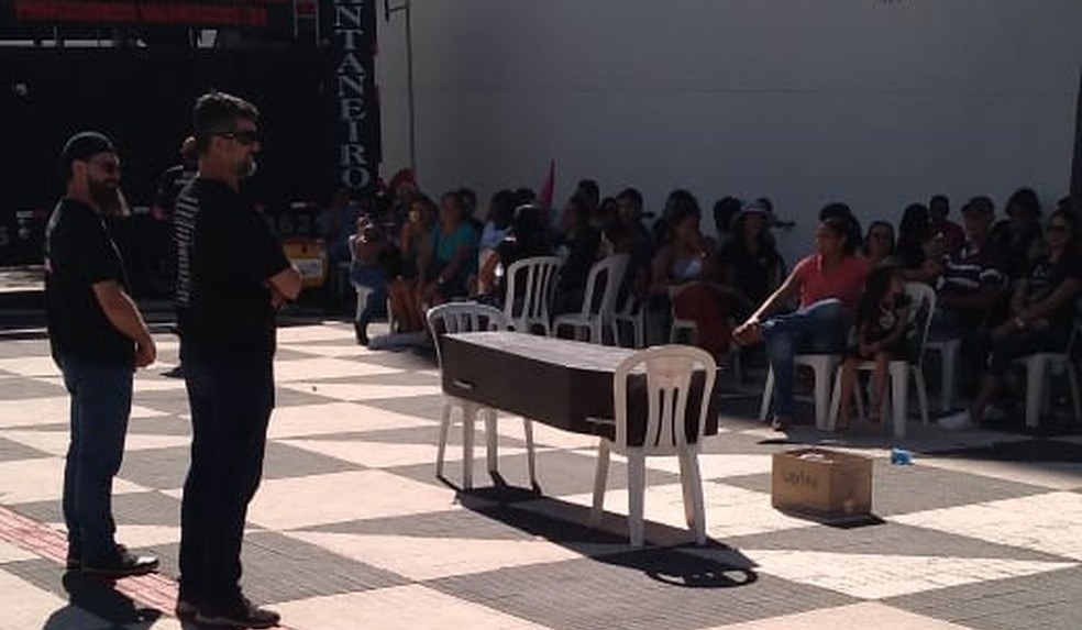 Em greve, profissionais da educação fazem protesto com caixão em Cuiabá