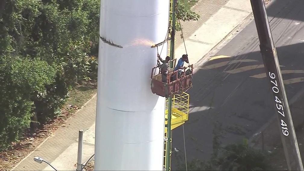 Criminosos usam guindastes para tentar roubar caixa d’água de condomínio na Zona Norte do Rio
