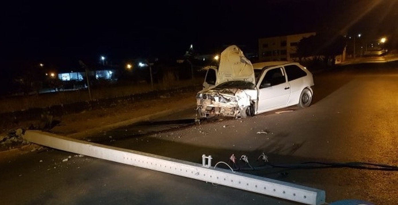Motorista dorme ao volante e arranca poste de energia ao bater carro em Sorriso