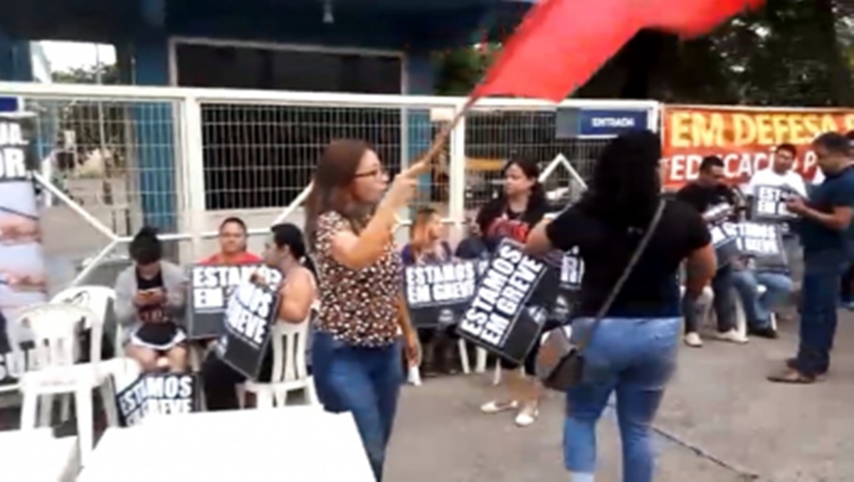Professores bloqueiam entrada da Seduc e exigem negociação com Governo