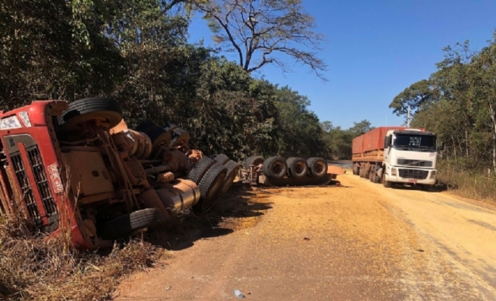 Motorista é socorrido após tombar carreta carregada de milho na MT-235