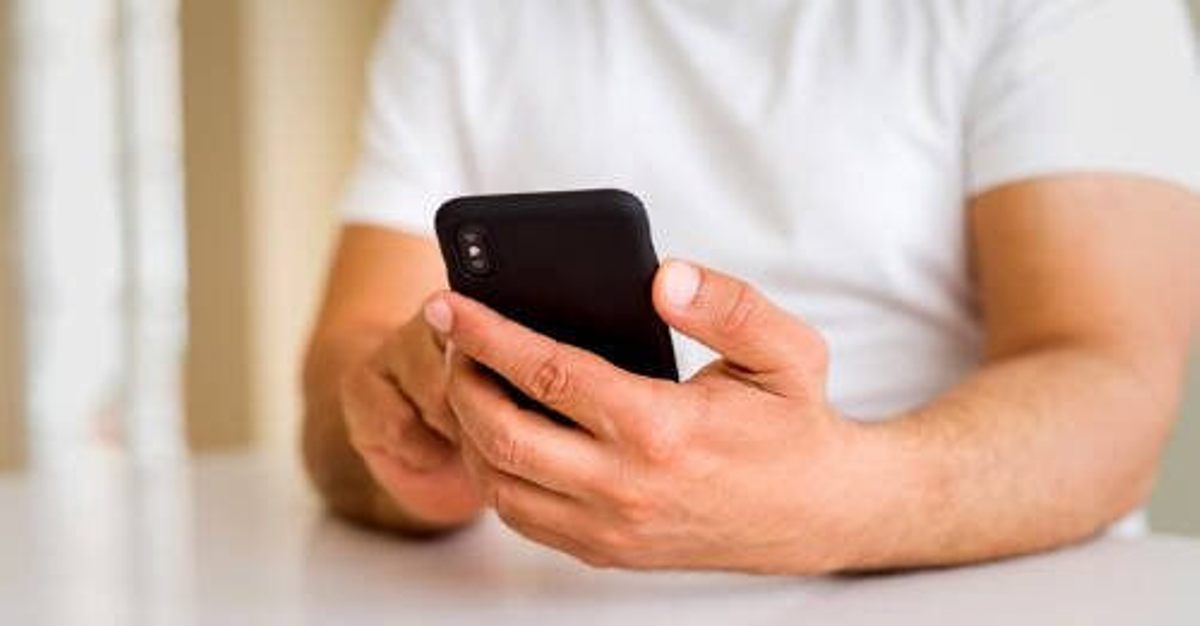A maneira como você segura seu celular diz muito sobre sua personalidade