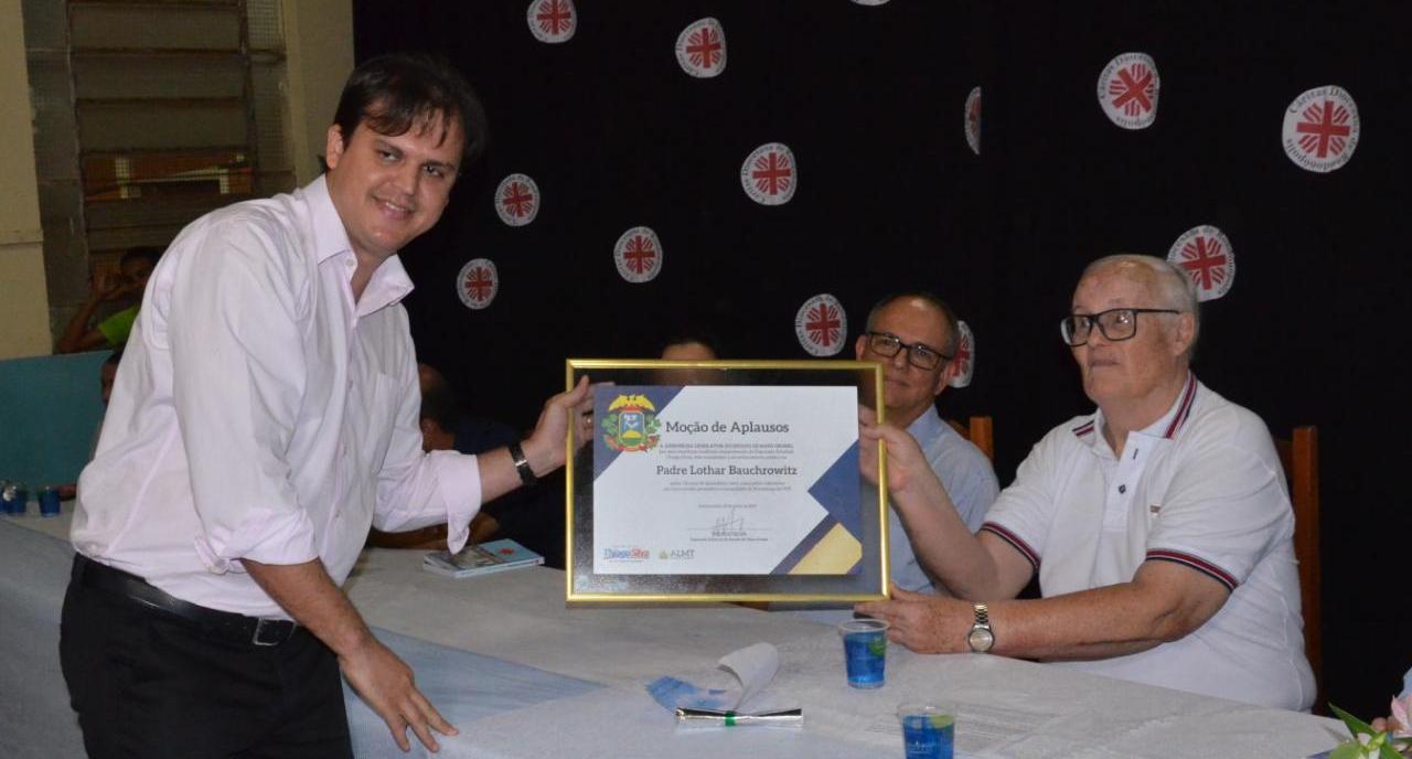 Thiago Silva homenageia padre Lothar