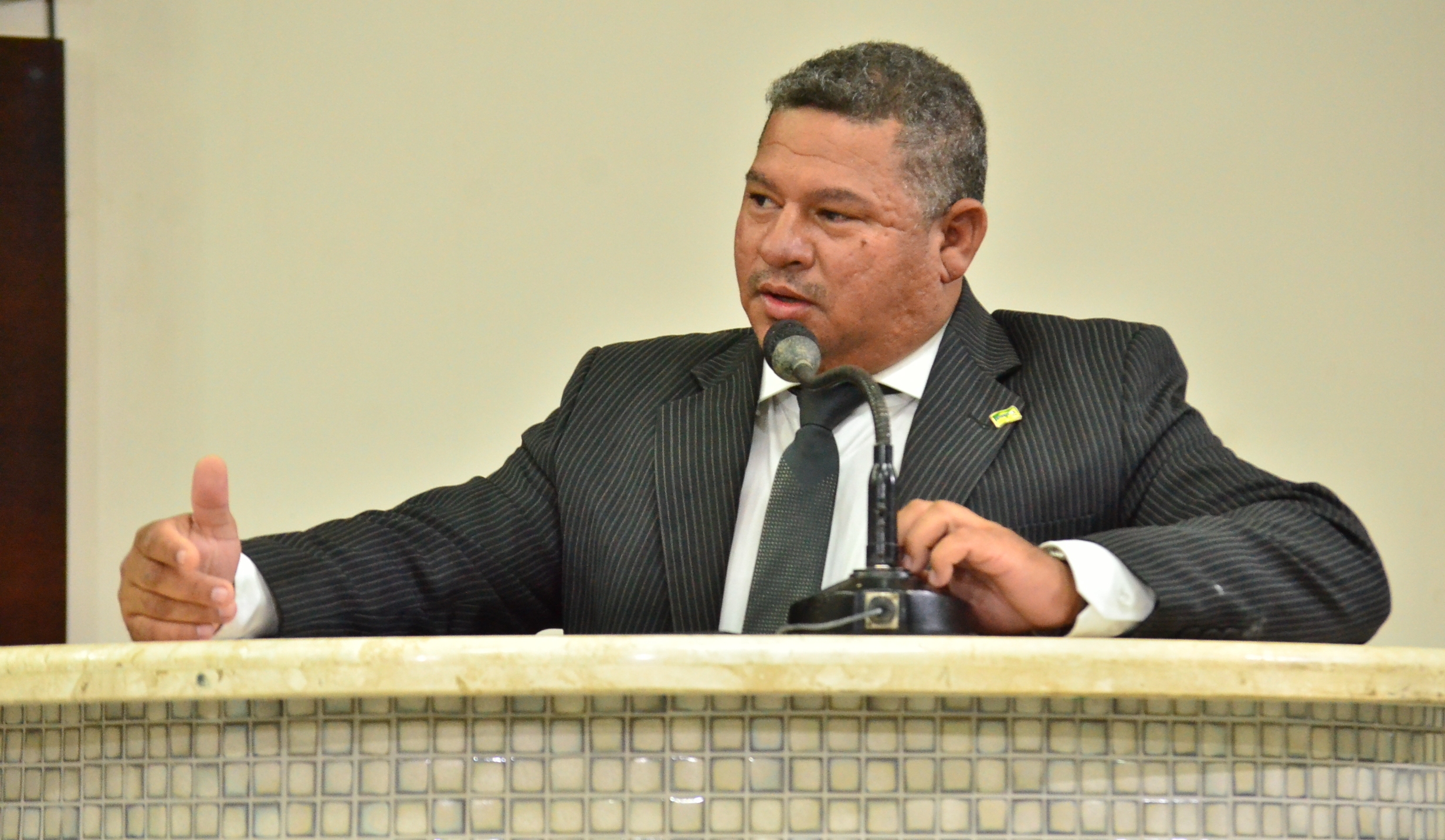 Roni Cardoso cria lei que garante gratuidade a cadeirantes e acompanhantes em eventos