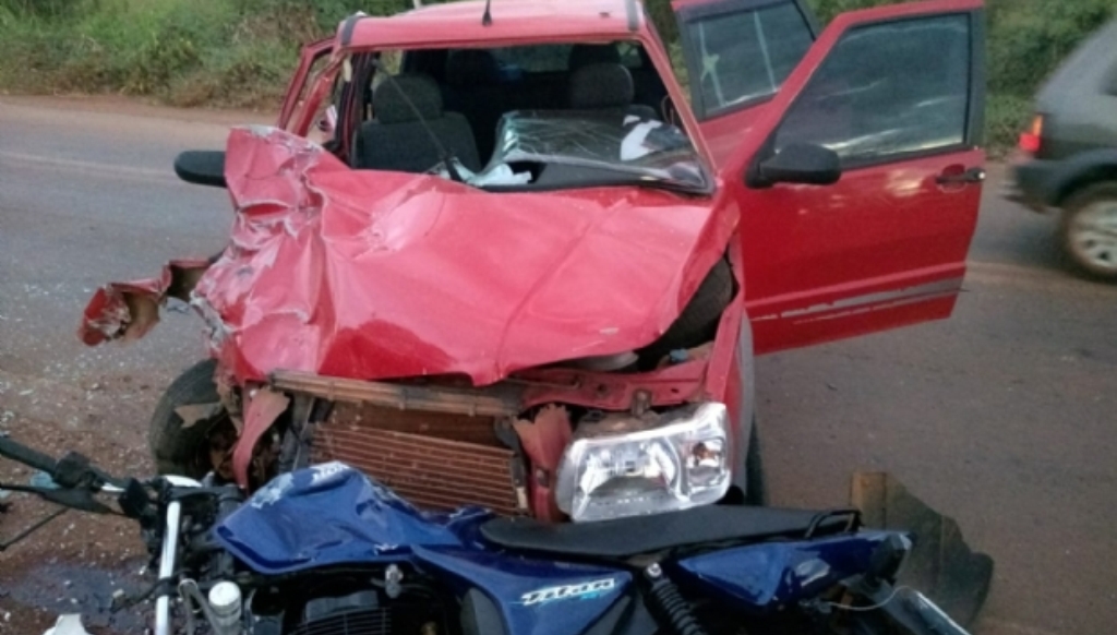 Motociclista morre após fazer curva em alta velocidade e colidir em carro