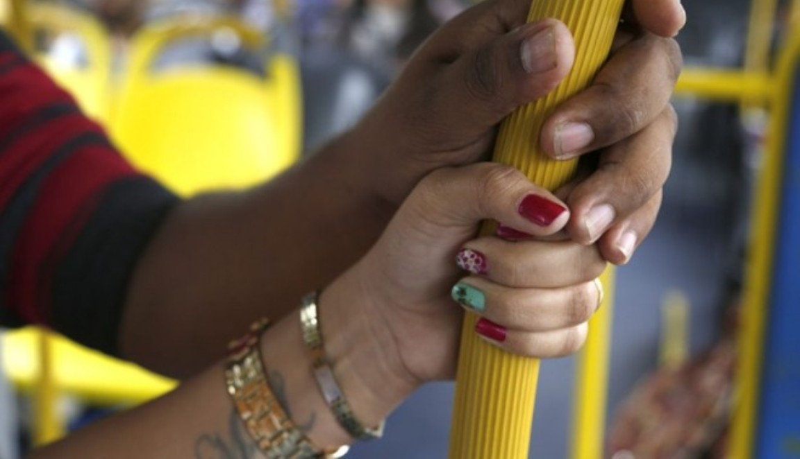 Homem é preso após esfregar órgão genital em mulher no ônibus em Cuiabá