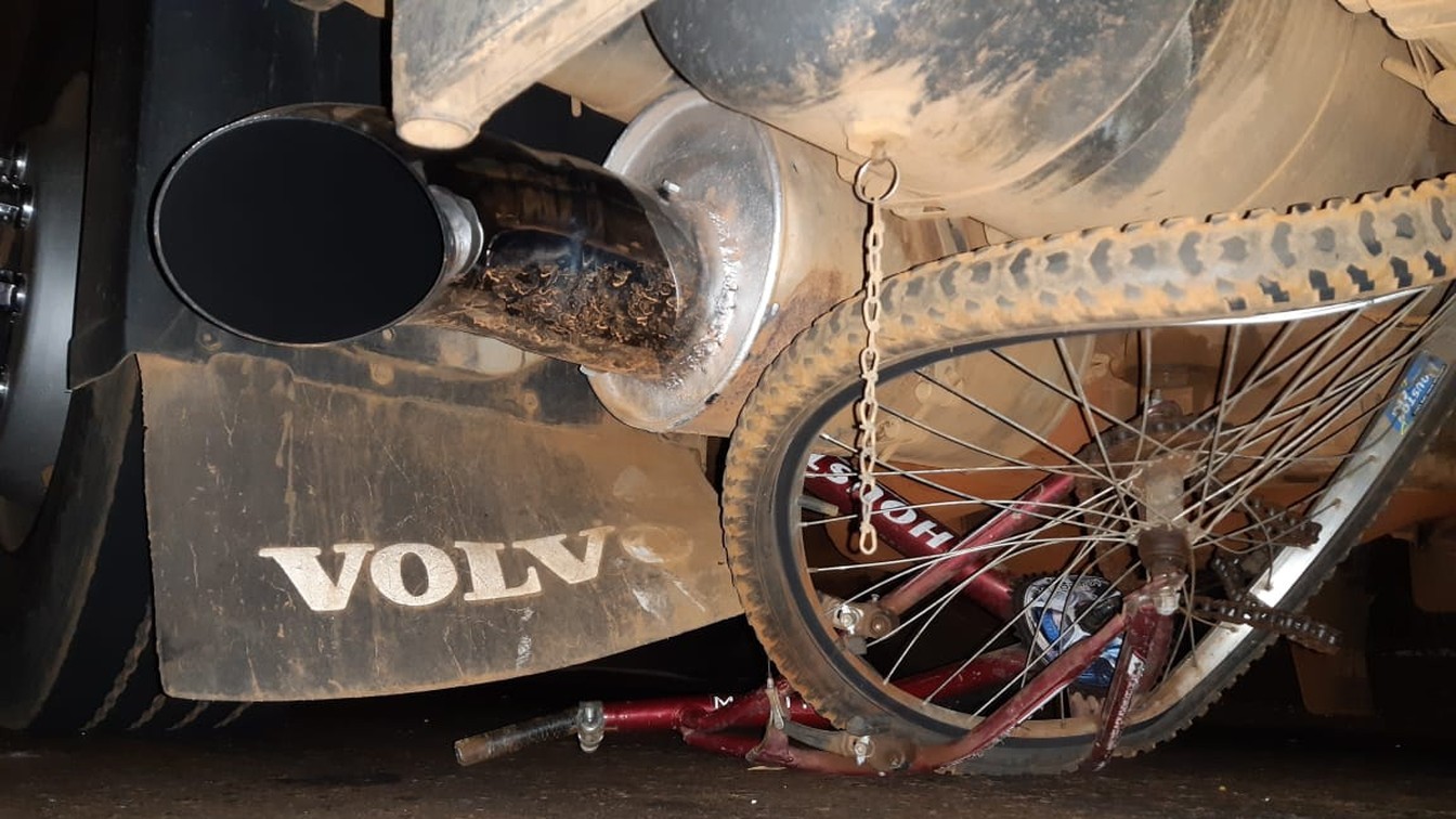 Ciclista morre ao ser atropelado por caminhão em rotatória de avenida em Tangará da Serra
