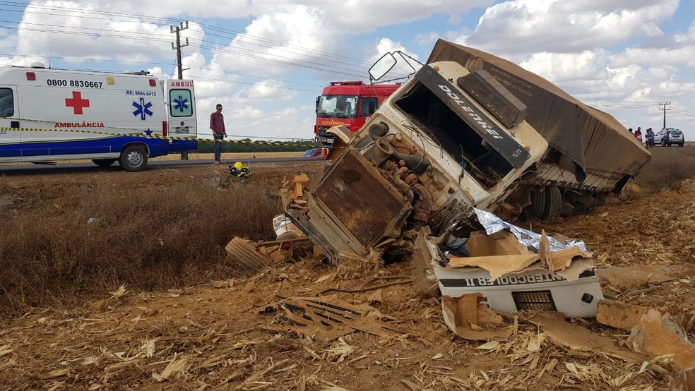 Três pessoas morrem em acidente envolvendo carreta e carro em MT