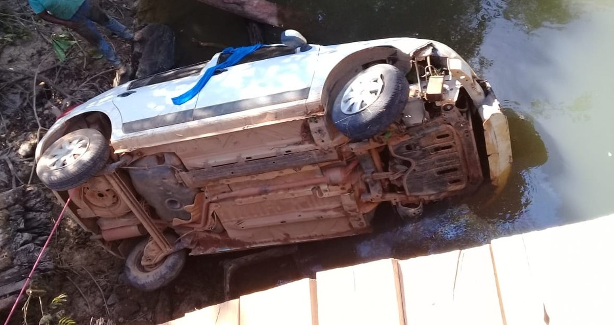 Idosa, filha e genro morrem afogados após carro cair em rio em MT; passageira sobrevive ao quebrar vidro de veículo