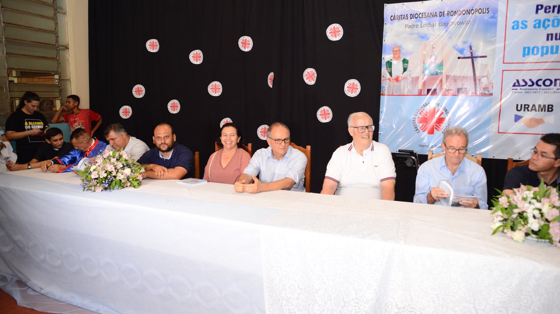 Prefeito prestigia lançamento de livro que conta história da Cáritas e do Padre Lothar