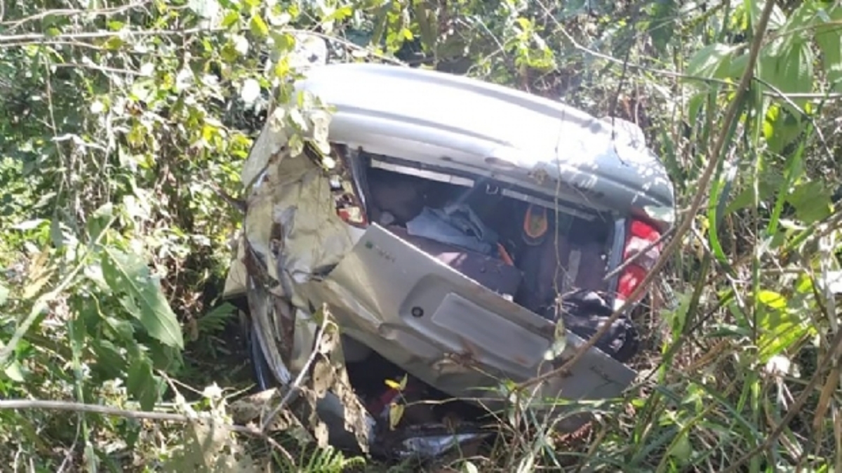 Jovem de 19 anos morre após desviar carro de buraco e despencar em ribanceira
