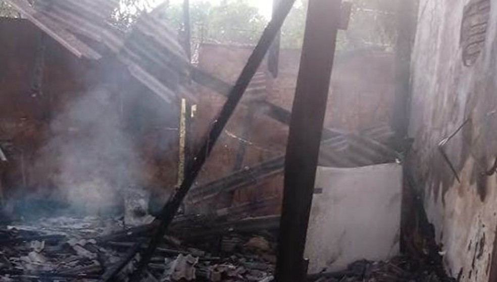 Mulher acorda com casa pegando fogo e é socorrida por vizinhos em Poxoréu; vítima suspeita de ex-marido