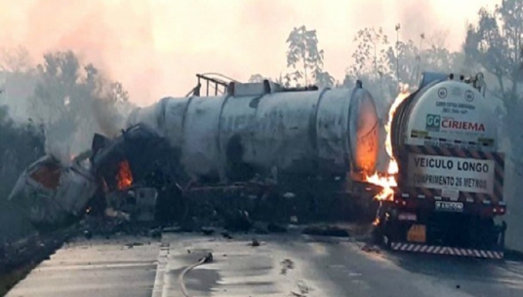 Dois motoristas morrem após carreta de MT explodir em colisão na BR-364
