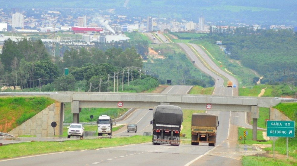 Jovem se desequilibra, cai de viaduto e morre durante travessia em Rondonópolis