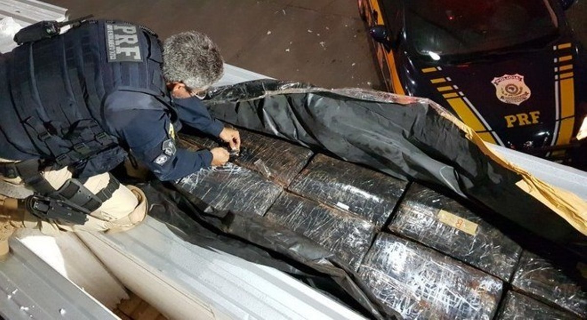 Polícia apreende 4 toneladas de maconha em rodovia no Rio de Janeiro