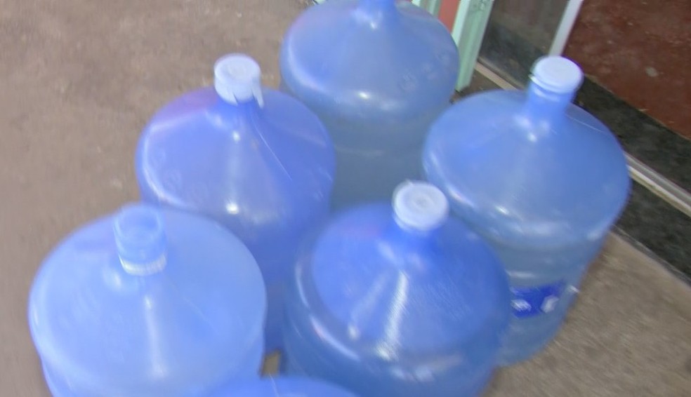 Moradores estão há uma semana sem água e enchem galões em rio em Santo Antônio do Leverger