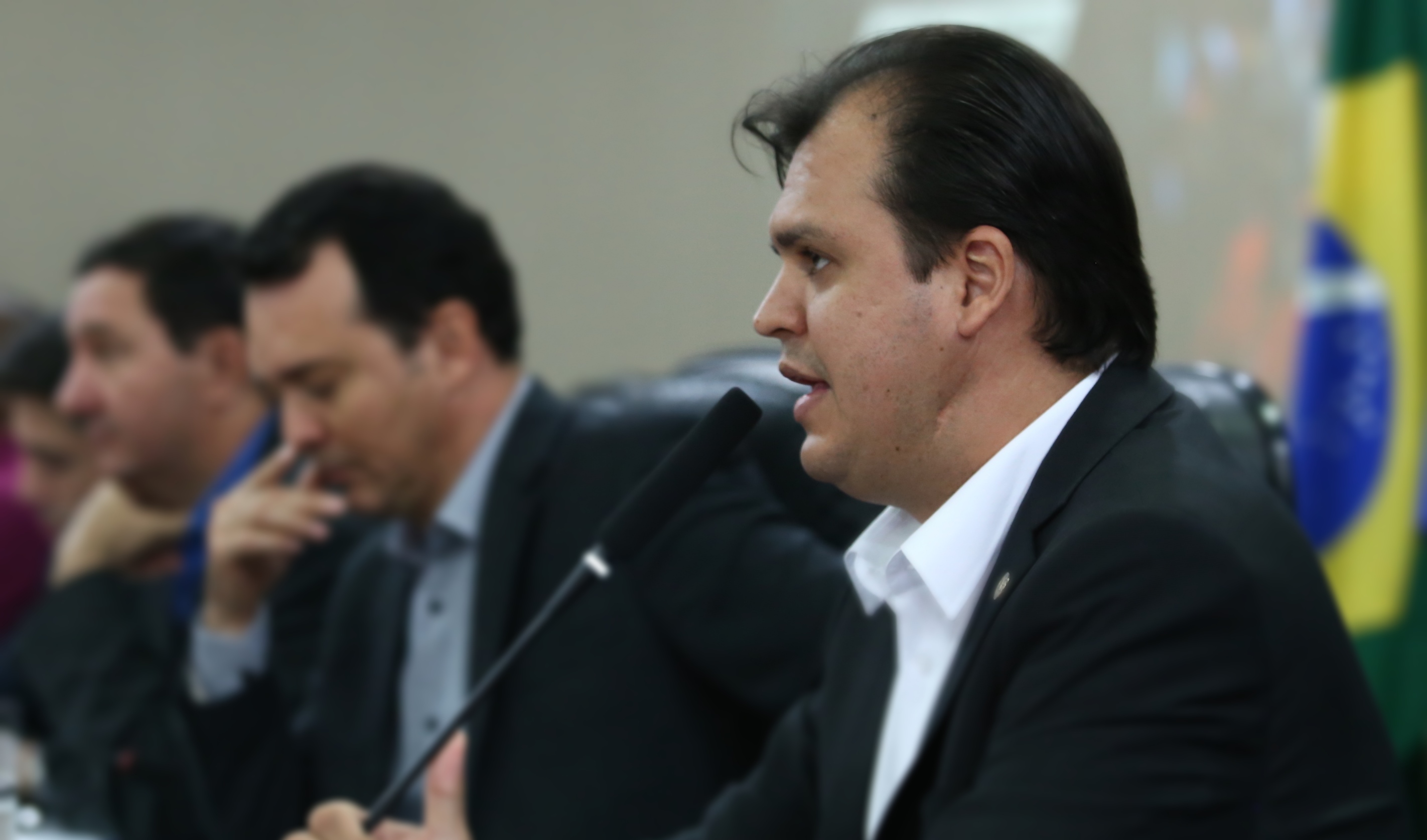 Deputado Thiago Silva propõe projeto para isentar policiais de impostos na compra de armas de fogo