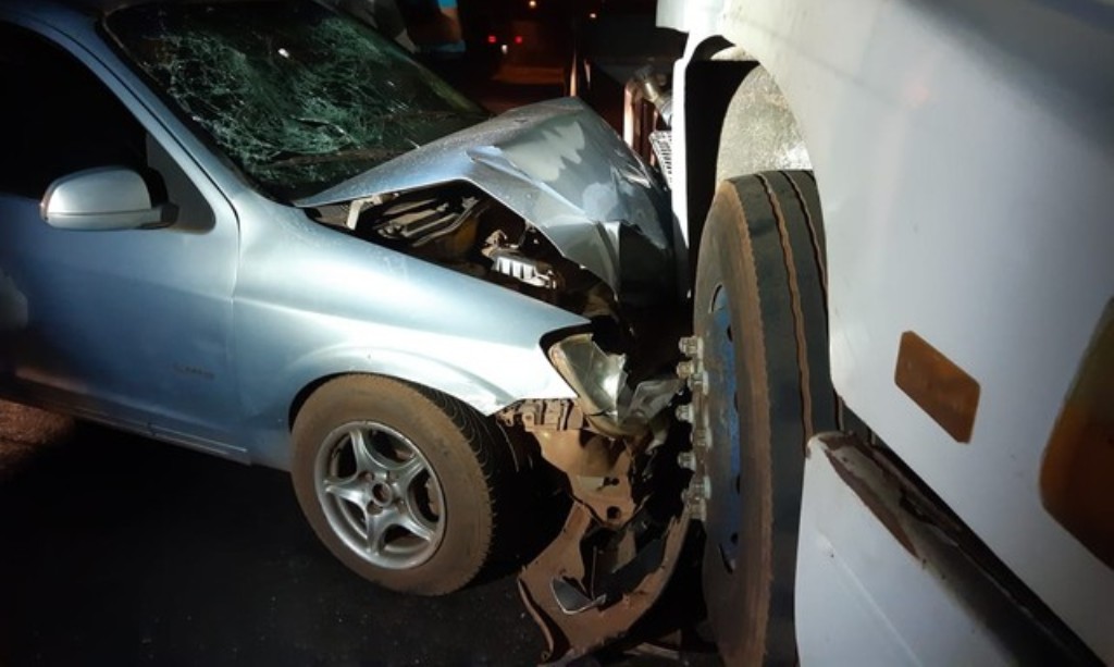 Passageira de carro morre em acidente com carreta na BR-364 em Rosário Oeste