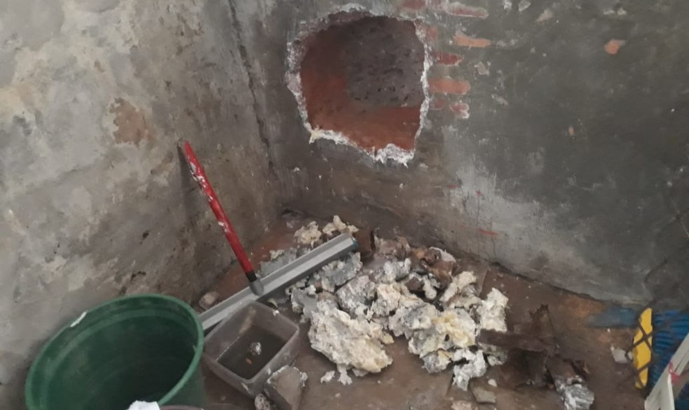 Presos serram grades e fazem buraco em cela e plano de fuga é descoberto em penitenciária de Rondonópolis