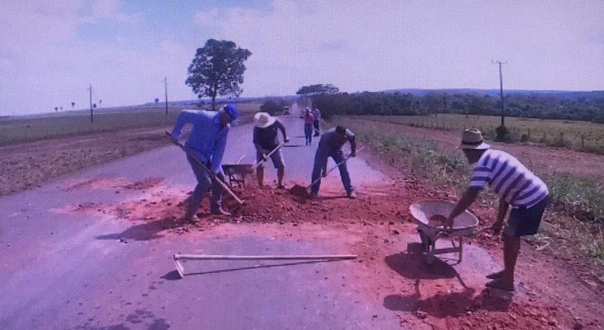 Caminhoneiros e as mulheres deles fazem mutirão para tapar buracos em rodovia de MT