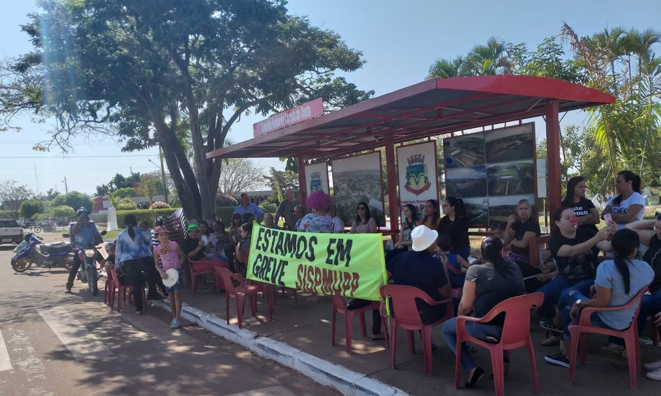 Servidores em greve protestam após terem 40% do salário cortado em Pedra Preta