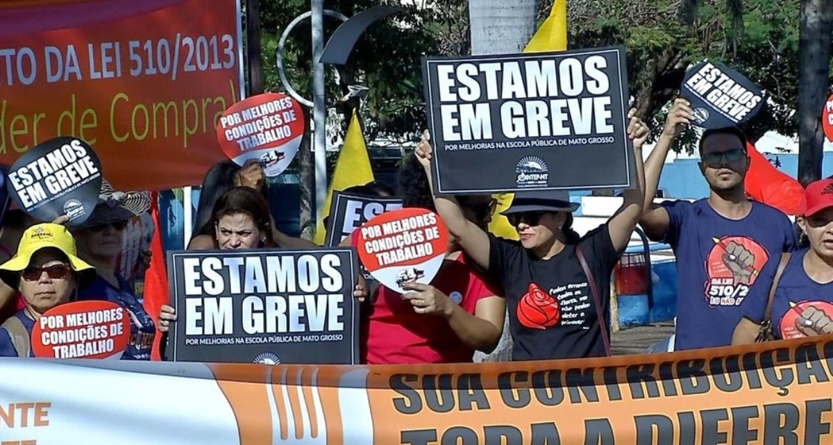 Em greve há quase 2 meses, profissionais da educação fazem manifestação em Rondonópolis