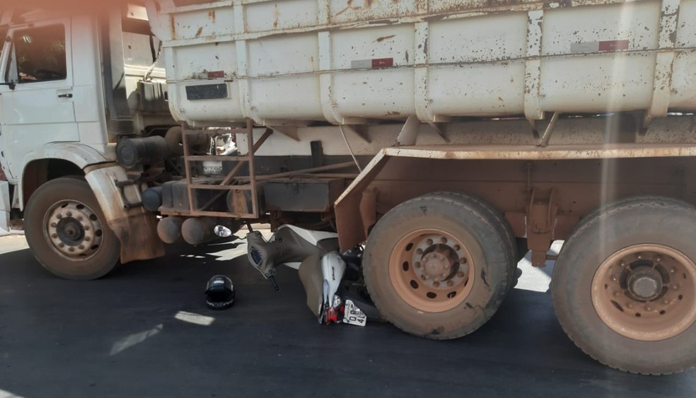 Jovem morre ao colidir moto com caminhão em Várzea Grande