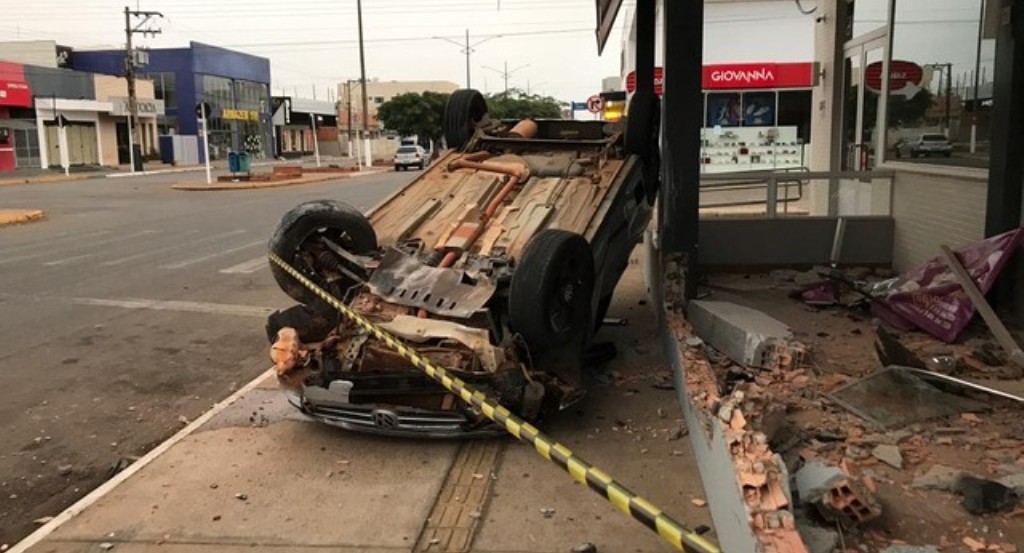 Jovem faz manobras arriscadas, perde controle de carro, invade lanchonete e foge em Primavera do Leste
