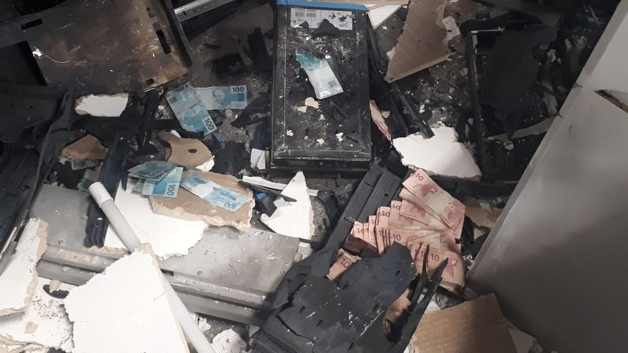 Ladrões explodem caixas eletrônicos e agência bancária fica destruída em Cuiabá