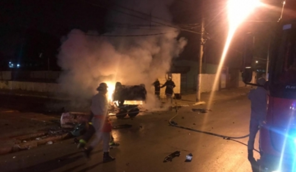 Carro capota e pega fogo em Cuiabá; 5 ficam feridos