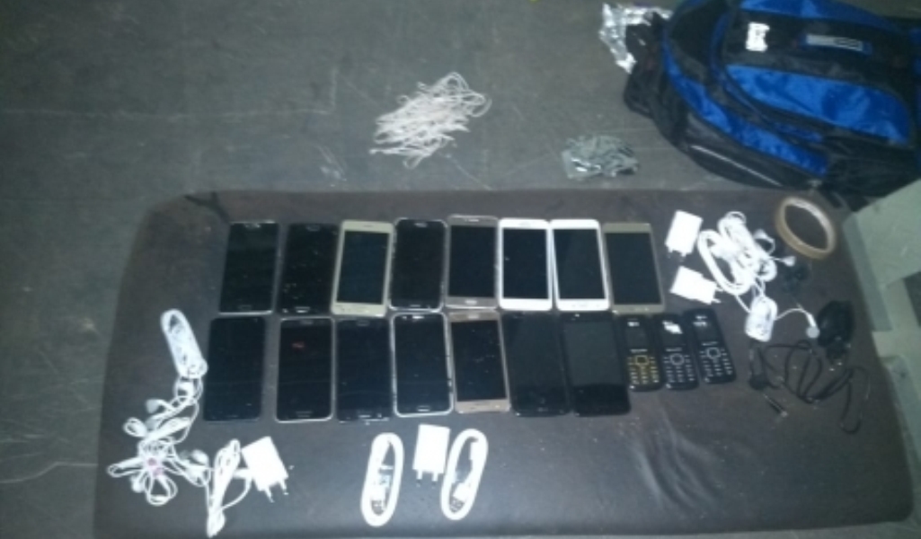 Em vídeo, agente é flagrado com 18 celulares na Mata Grande