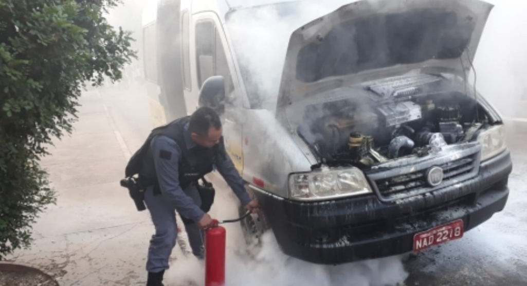 Van escolar com 10 alunos pega fogo e crianças são salvas por PMs