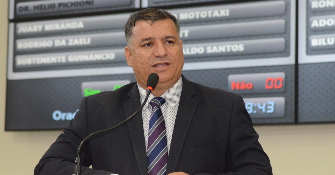 Reginaldo comemora assinatura para ordem serviço para revitalização do asfalto da Vila Operária