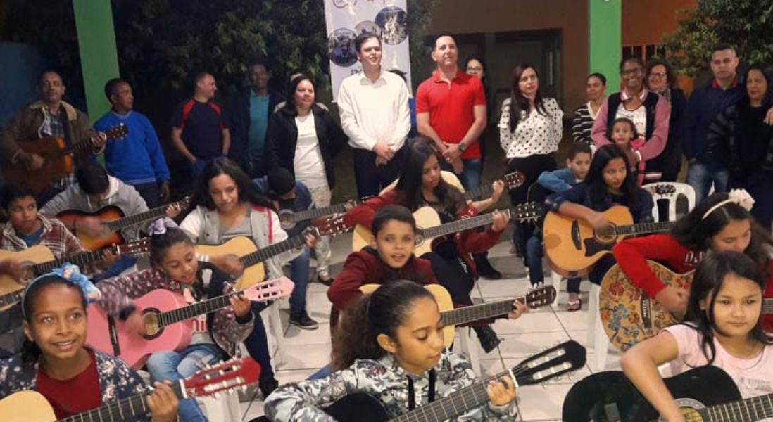 Projeto Tocando em Frente promove inclusão de adolescentes e crianças em Rondonópolis          