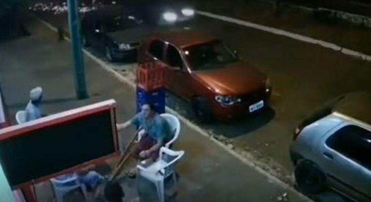 Homem de muletas é hospitalizado após ser atropelado na calçada em Goiânia